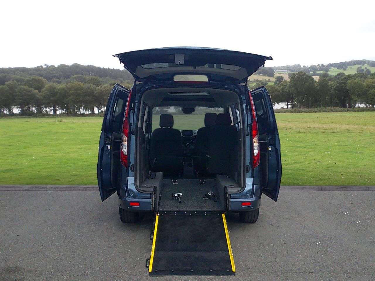 A 2020 FORD GRAND TOURNEO CONNECT 1.5 EcoBlue Titanium MPV 5dr Diesel Auto Euro 6 (s/s) (120 ps) 3 SEATS PLUS A 2020 FORD GRAND TOURNEO CONNECT 1.5 EcoBlue Titanium MPV 5dr Diesel Auto Euro 6 (s/s) (120 ps) 3 SEATS PLUS