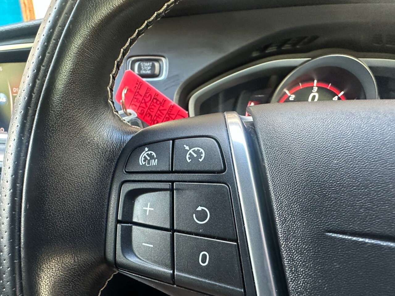 2019 VOLVO V40 2019 VOLVO V40