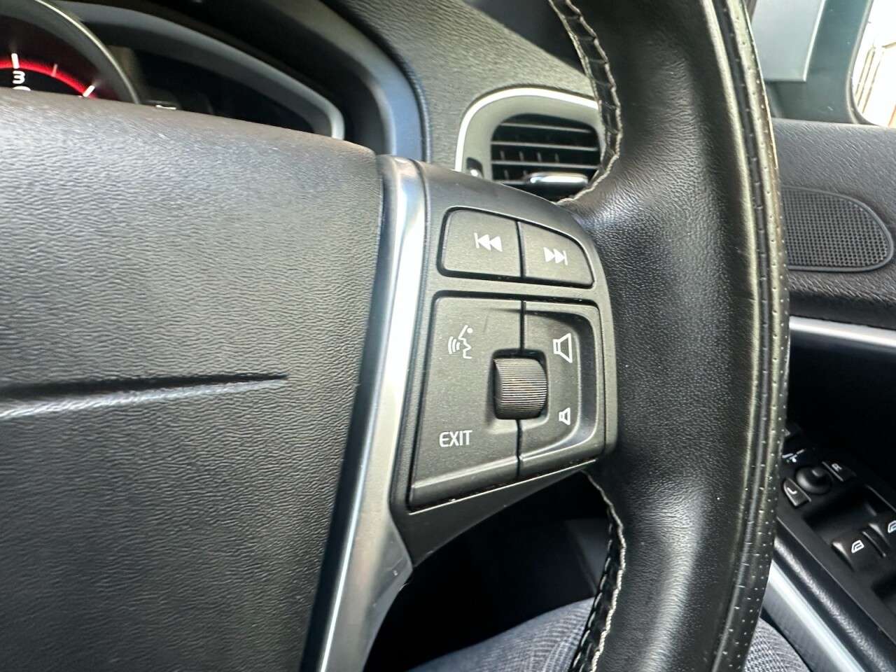 2019 VOLVO V40 2019 VOLVO V40