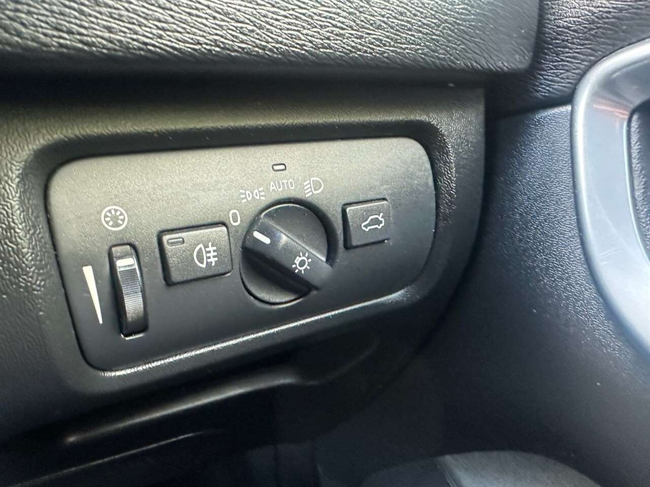 2019 VOLVO V40 2019 VOLVO V40