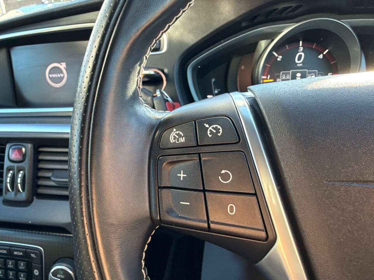 2018 VOLVO V40 2018 VOLVO V40