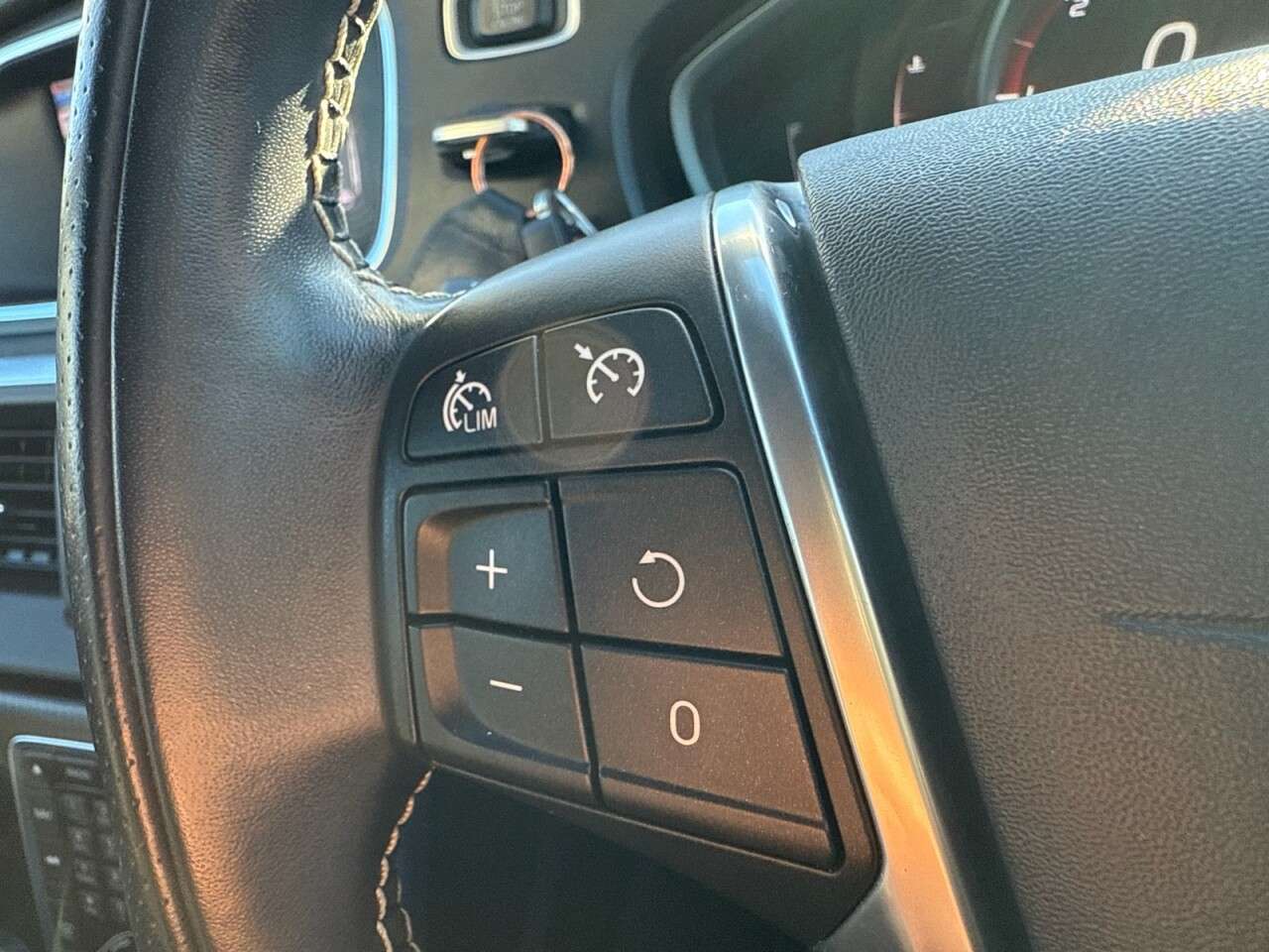 2018 VOLVO V40 2018 VOLVO V40