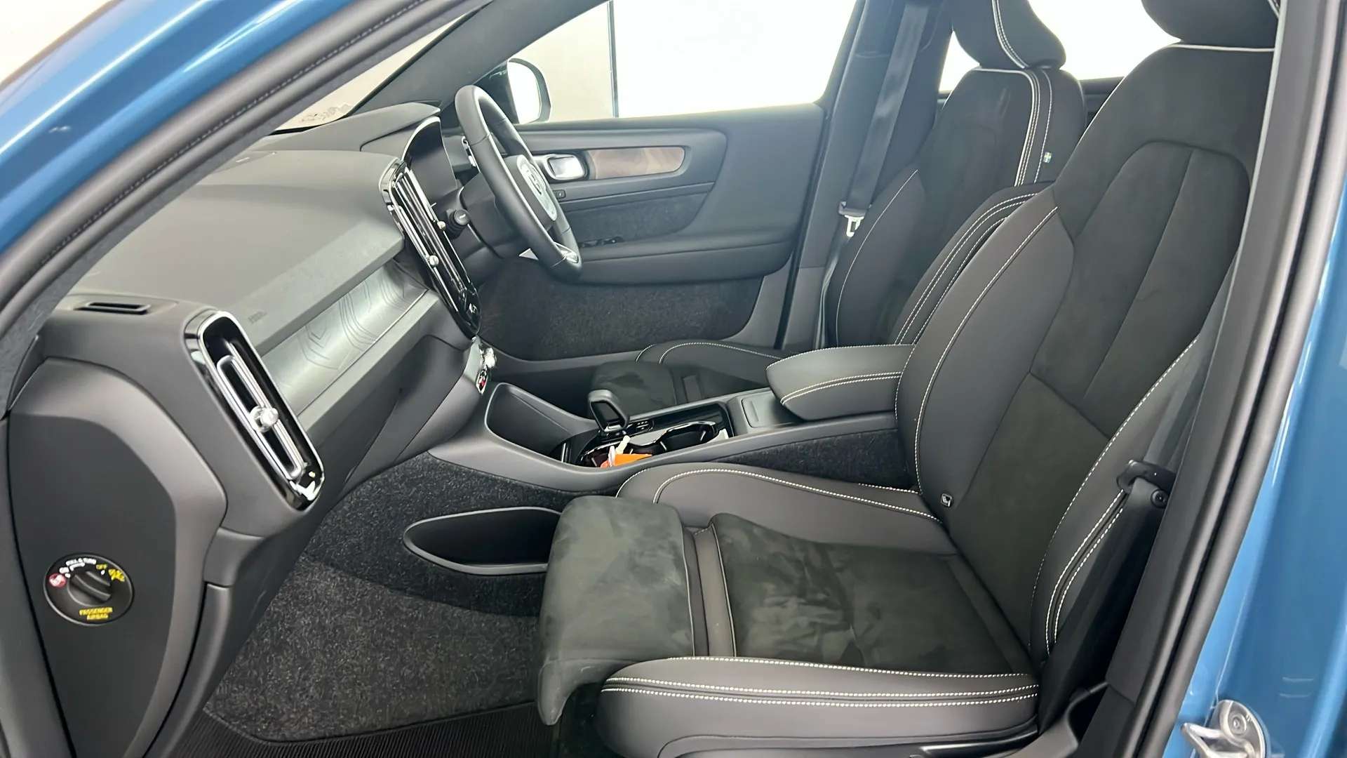 2022 VOLVO C40 2022 VOLVO C40