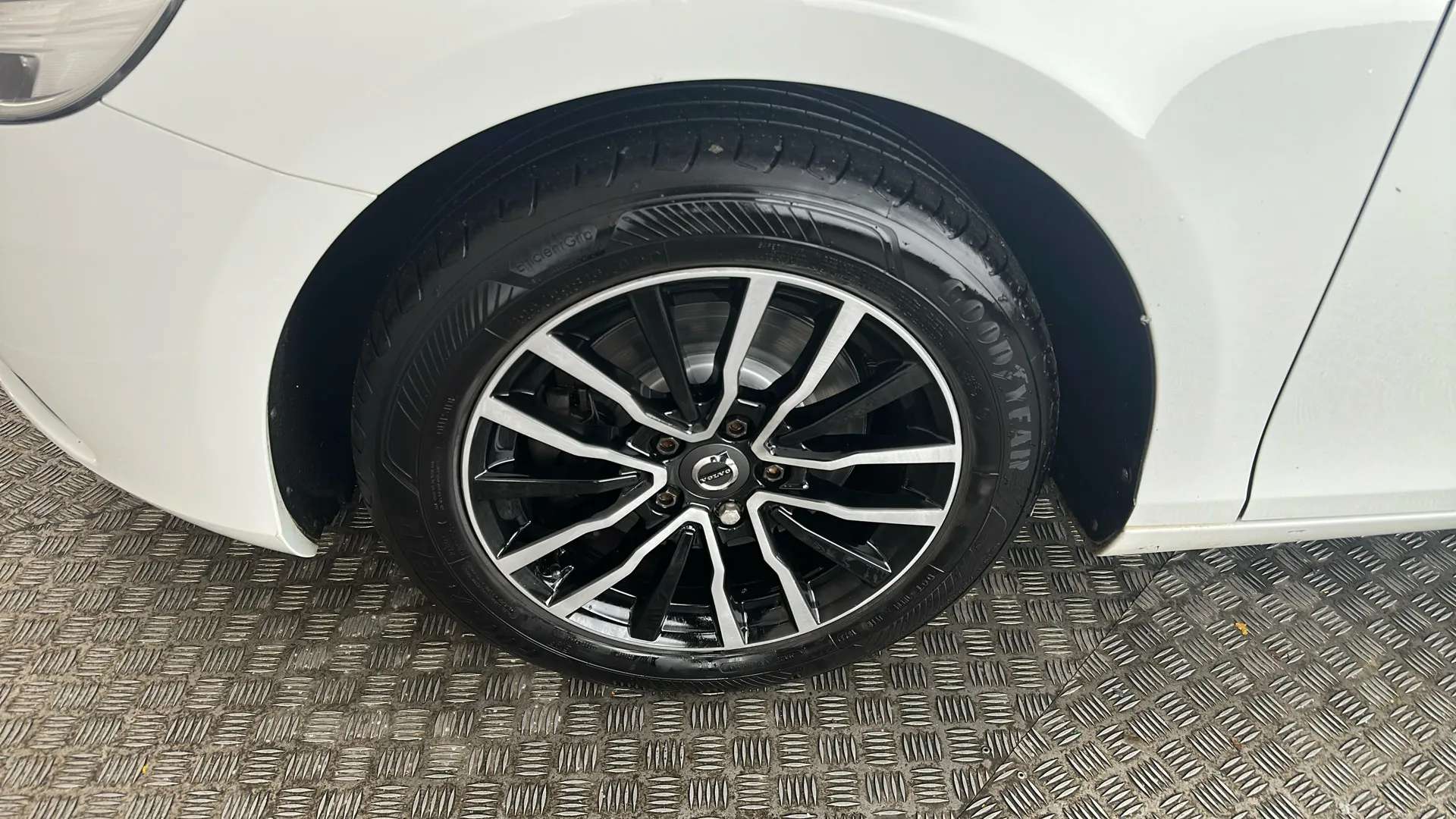 2017 VOLVO V40 2017 VOLVO V40