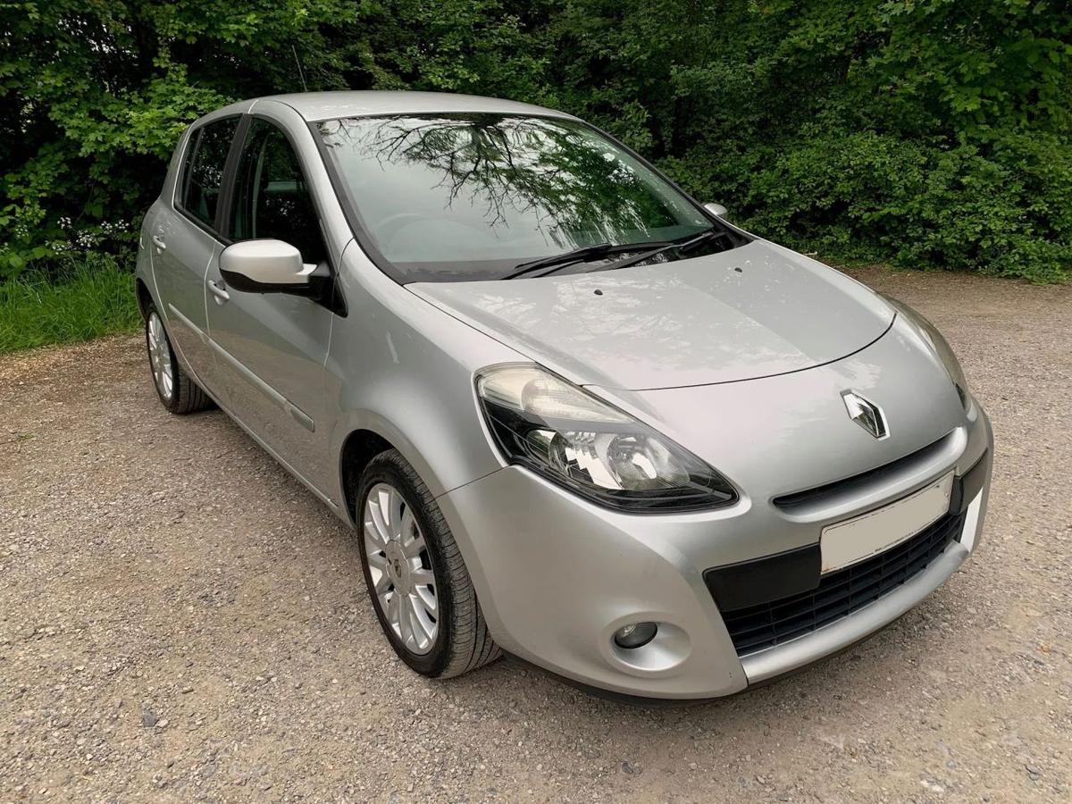 Check out this Renault Clio 2011 Petrol Manual