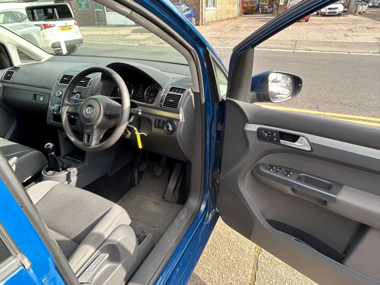 2011 VOLKSWAGEN TOURAN 2011 VOLKSWAGEN TOURAN