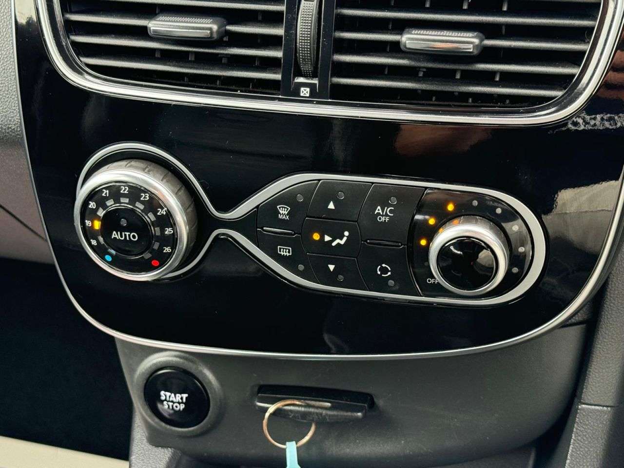 2017 RENAULT CLIO 2017 RENAULT CLIO