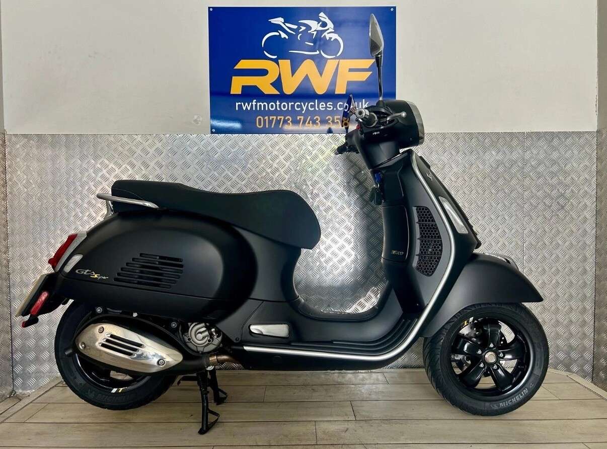 2021 PIAGGIO VESPA GTS 300 2021 PIAGGIO VESPA GTS 300