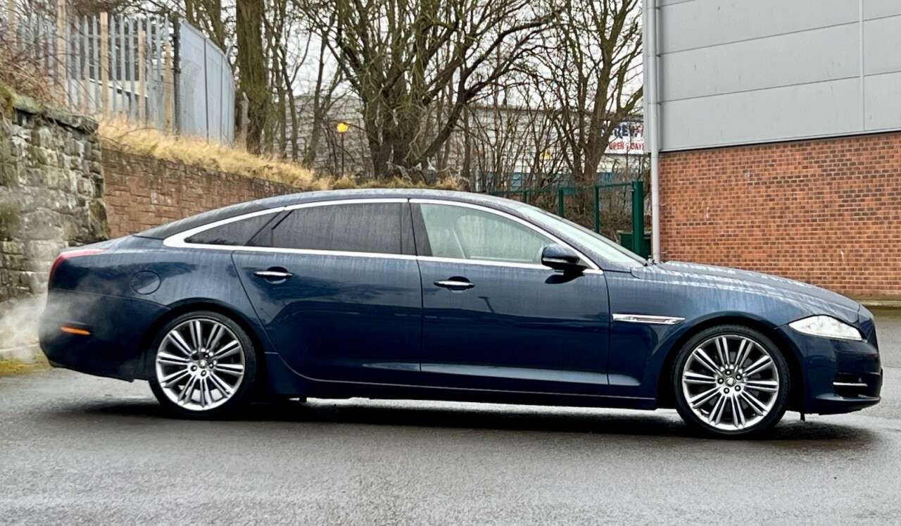 2011 JAGUAR XJ SERIES SALOON 2011 JAGUAR XJ SERIES SALOON