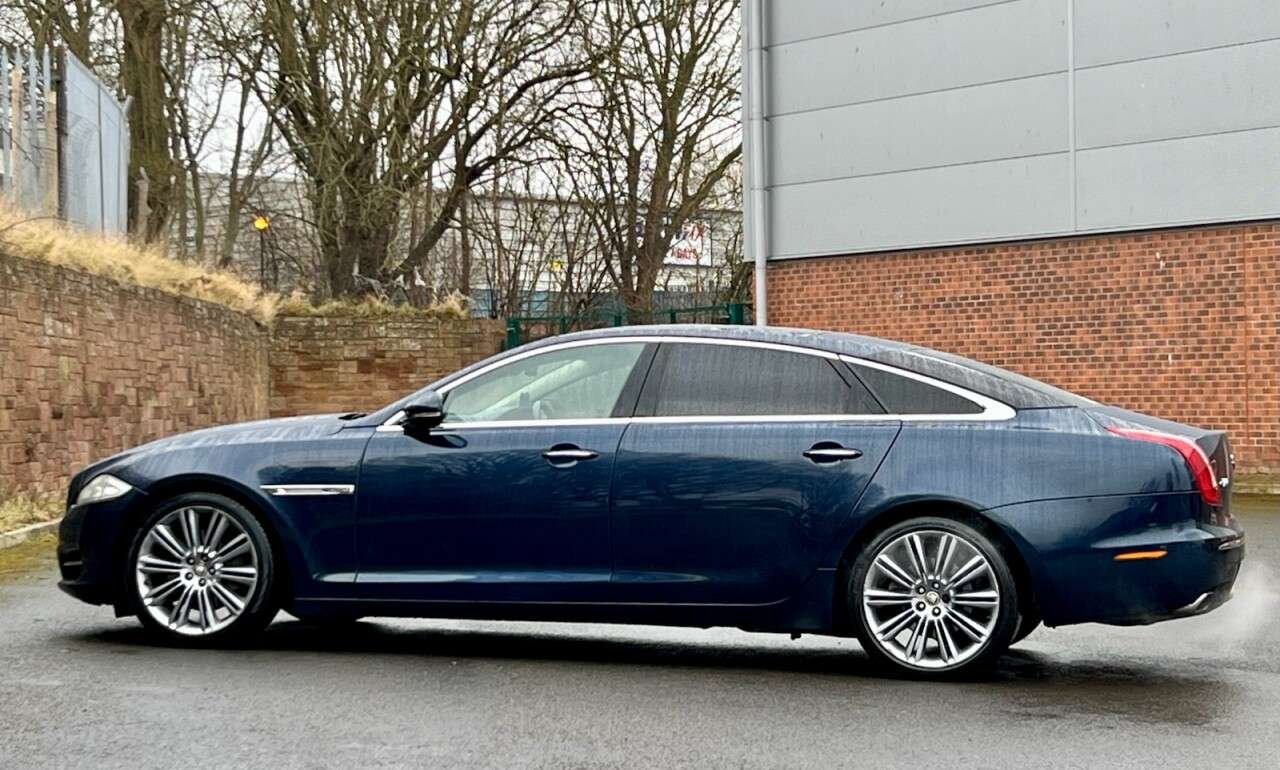 2011 JAGUAR XJ SERIES SALOON 2011 JAGUAR XJ SERIES SALOON