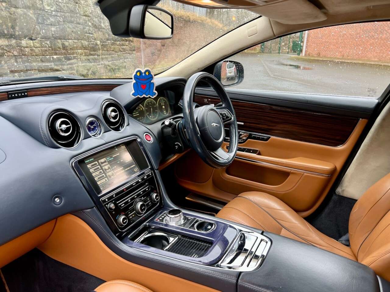 2011 JAGUAR XJ SERIES SALOON 2011 JAGUAR XJ SERIES SALOON