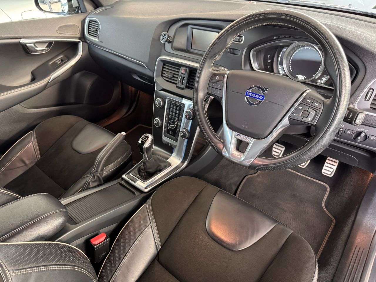 2014 VOLVO V40 2014 VOLVO V40