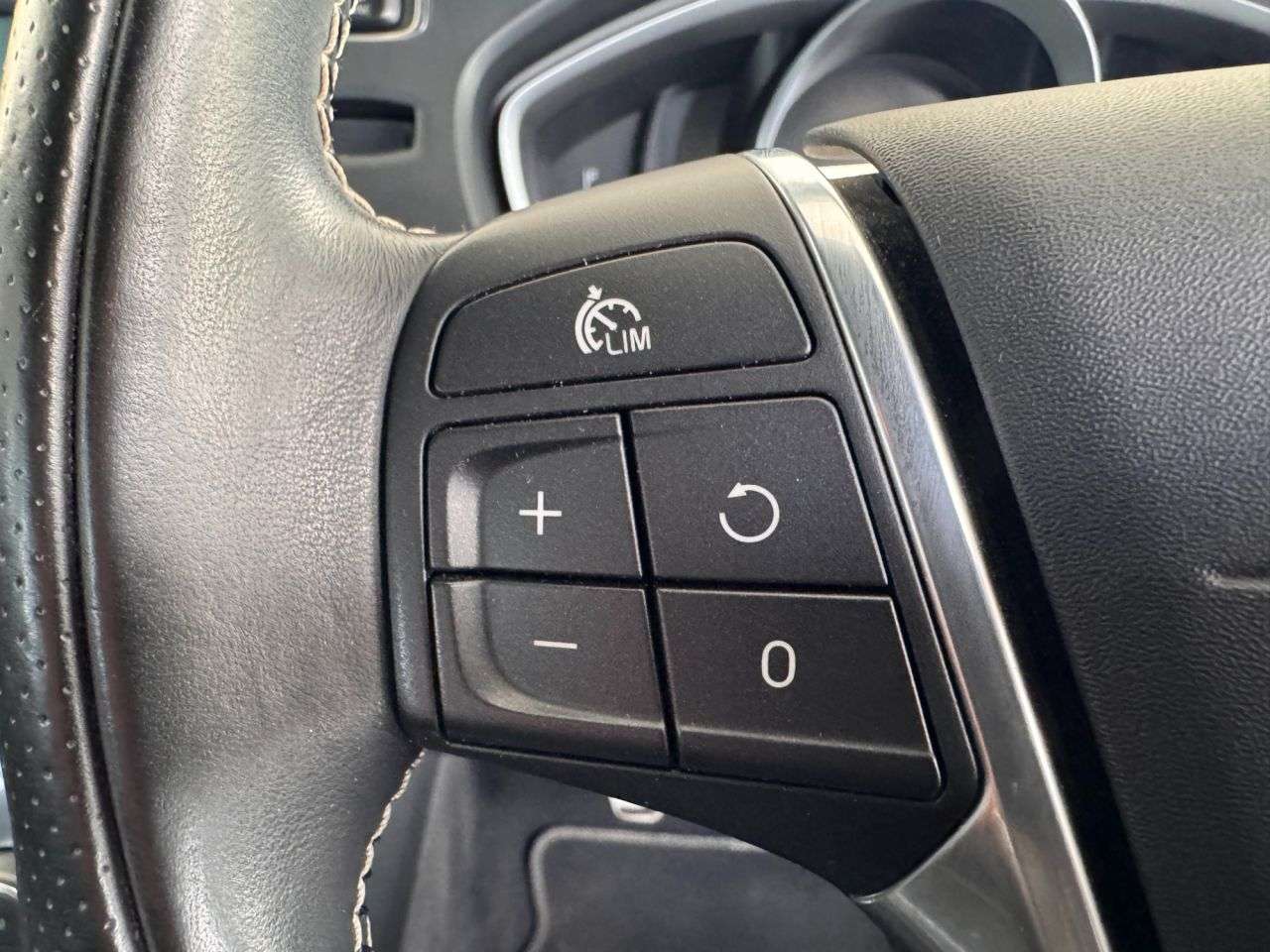 2014 VOLVO V40 2014 VOLVO V40