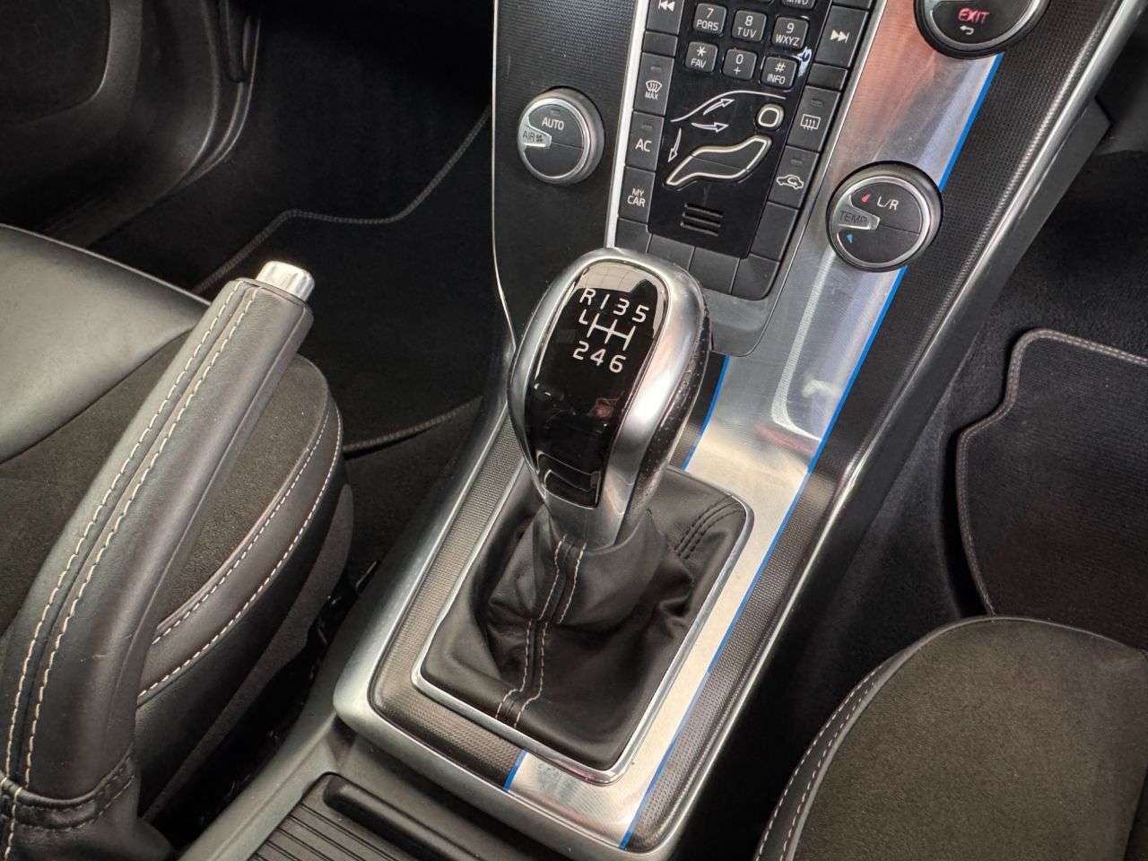 2014 VOLVO V40 2014 VOLVO V40