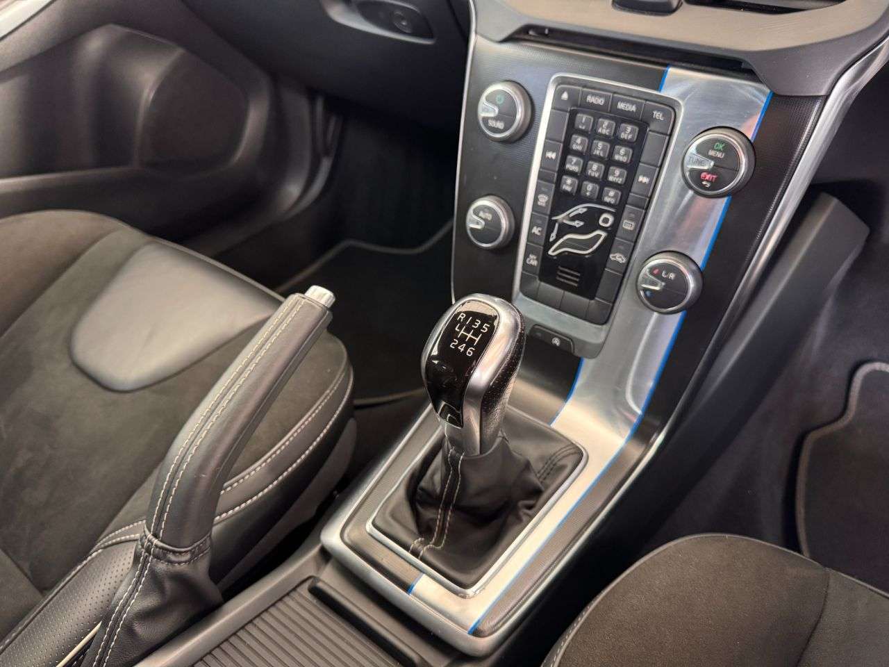 2014 VOLVO V40 2014 VOLVO V40