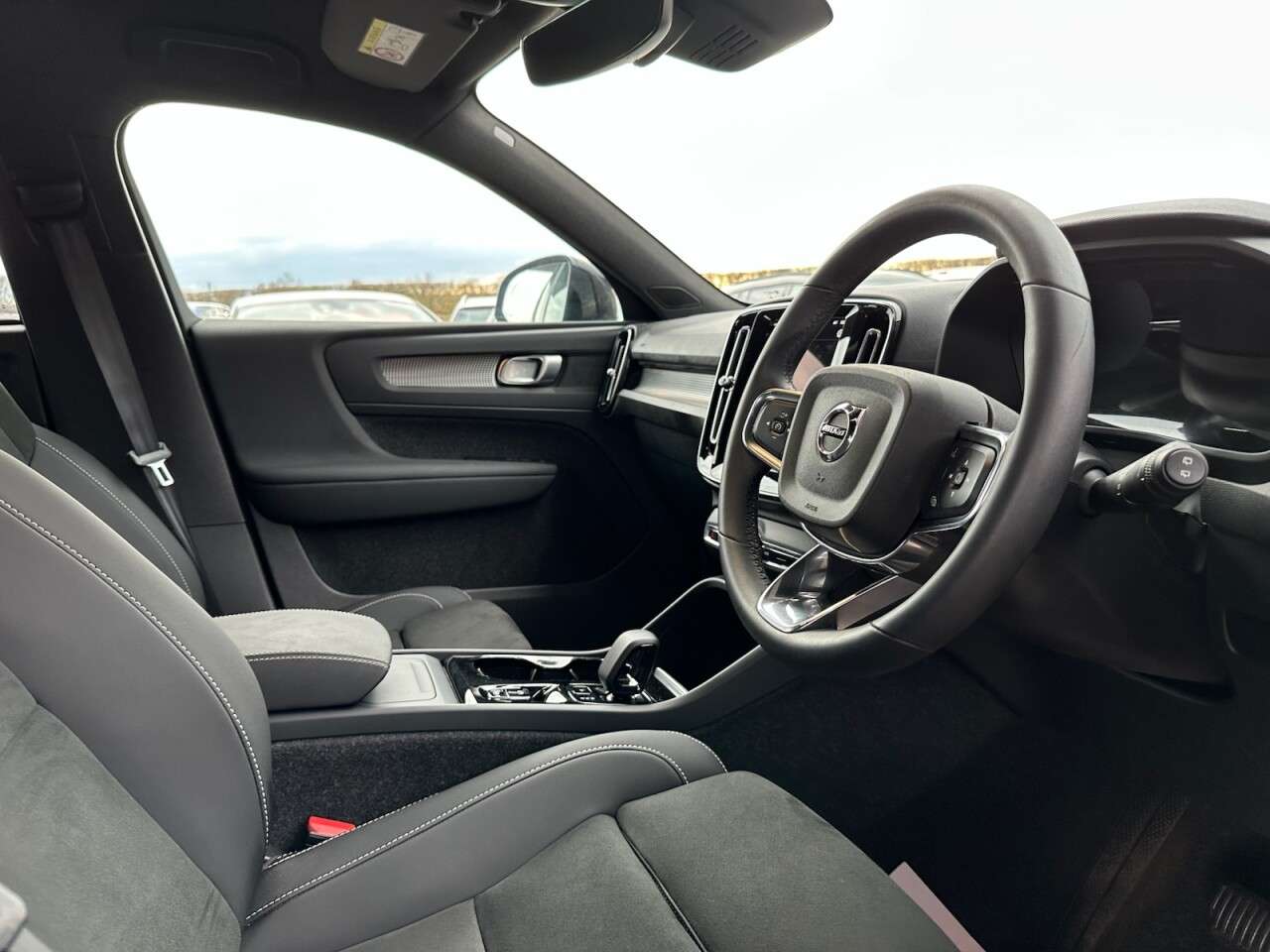 2024 VOLVO XC40 2024 VOLVO XC40