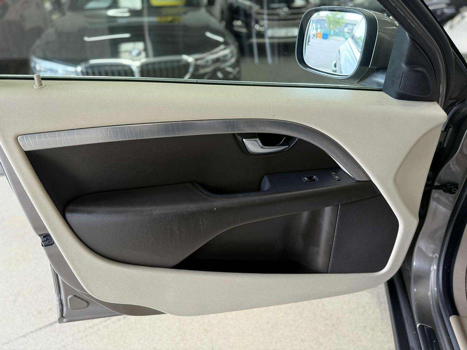 2011 VOLVO XC70 2011 VOLVO XC70