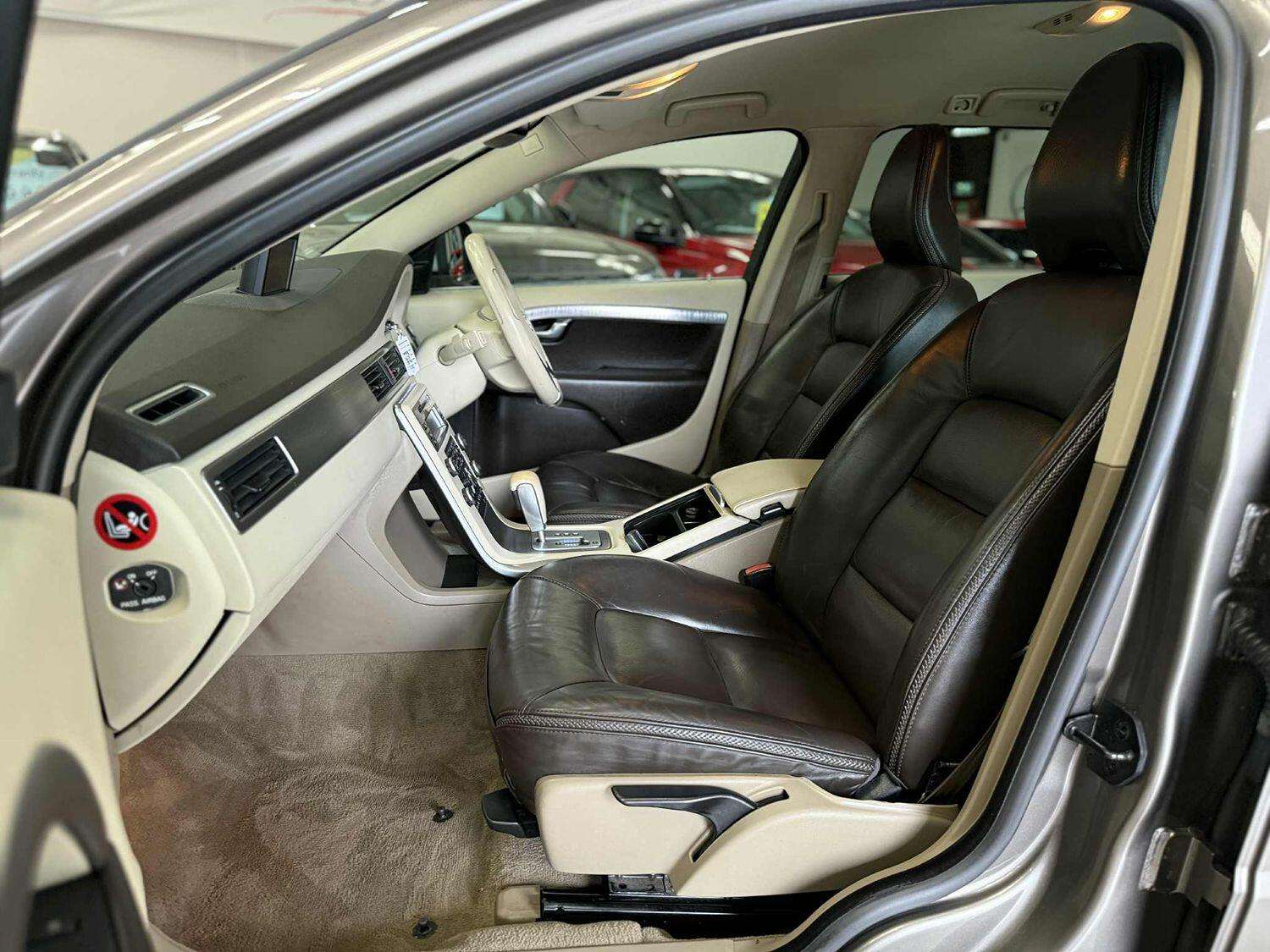 2011 VOLVO XC70 2011 VOLVO XC70