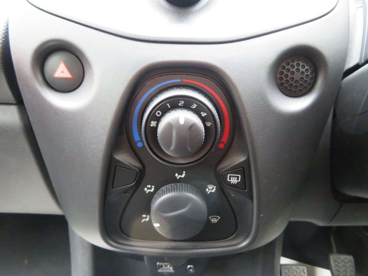 2015 PEUGEOT 108 2015 PEUGEOT 108