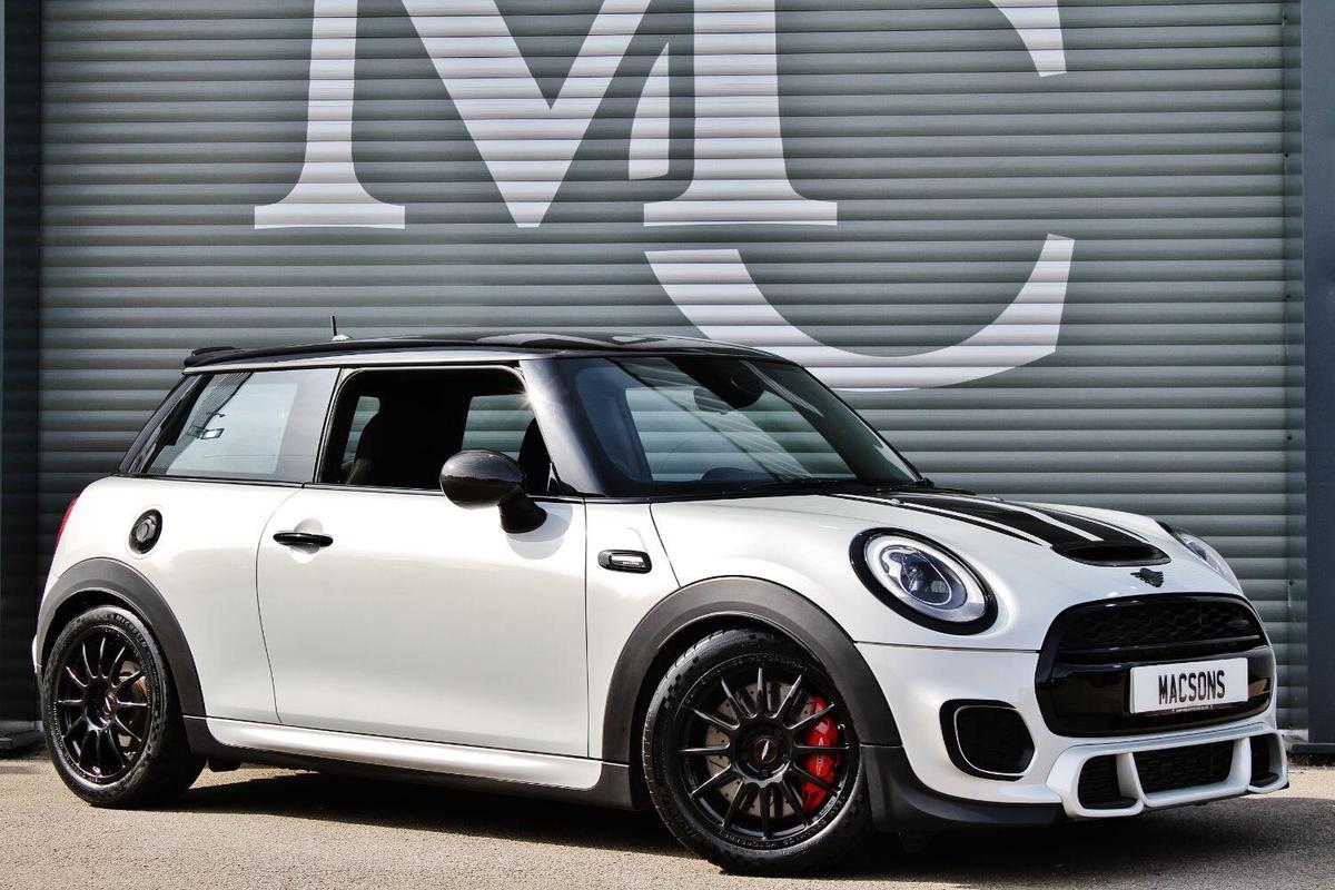 Check out this Mini Hatch Cooper 2017 Petrol Manual