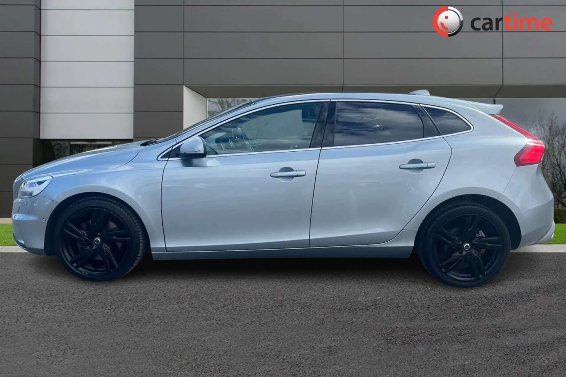 2018 VOLVO V40 2018 VOLVO V40
