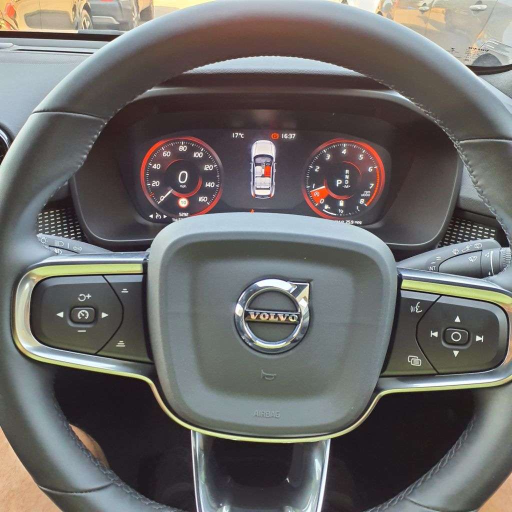 2021 VOLVO XC40 2021 VOLVO XC40