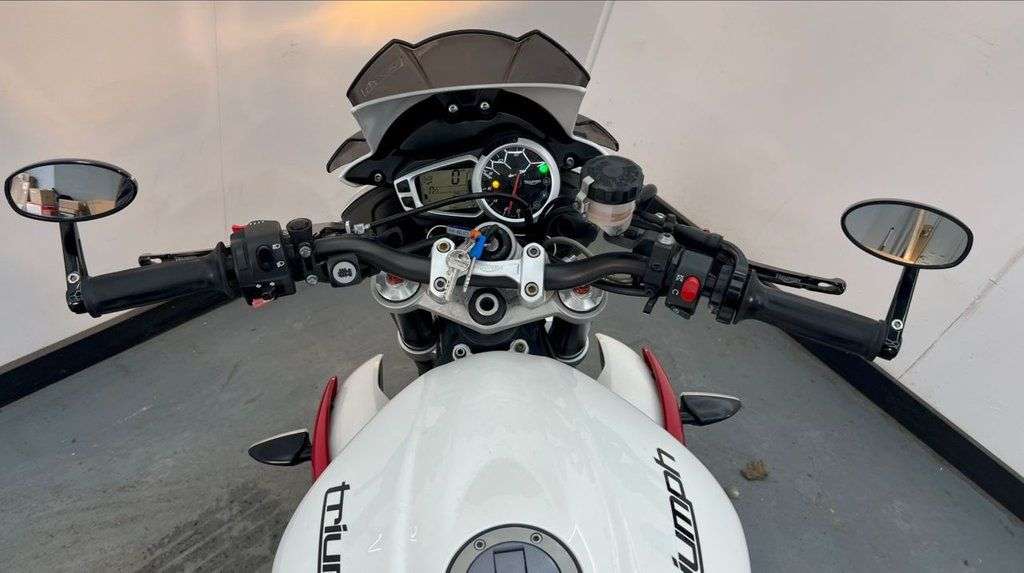 2014 TRIUMPH STREET TRIPLE 2014 TRIUMPH STREET TRIPLE