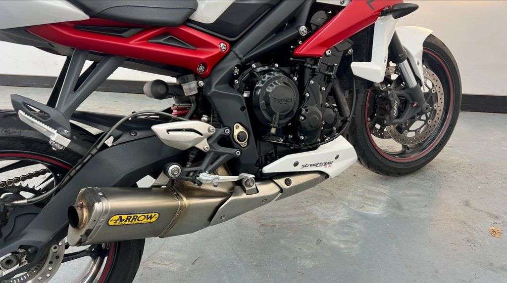 2014 TRIUMPH STREET TRIPLE 2014 TRIUMPH STREET TRIPLE
