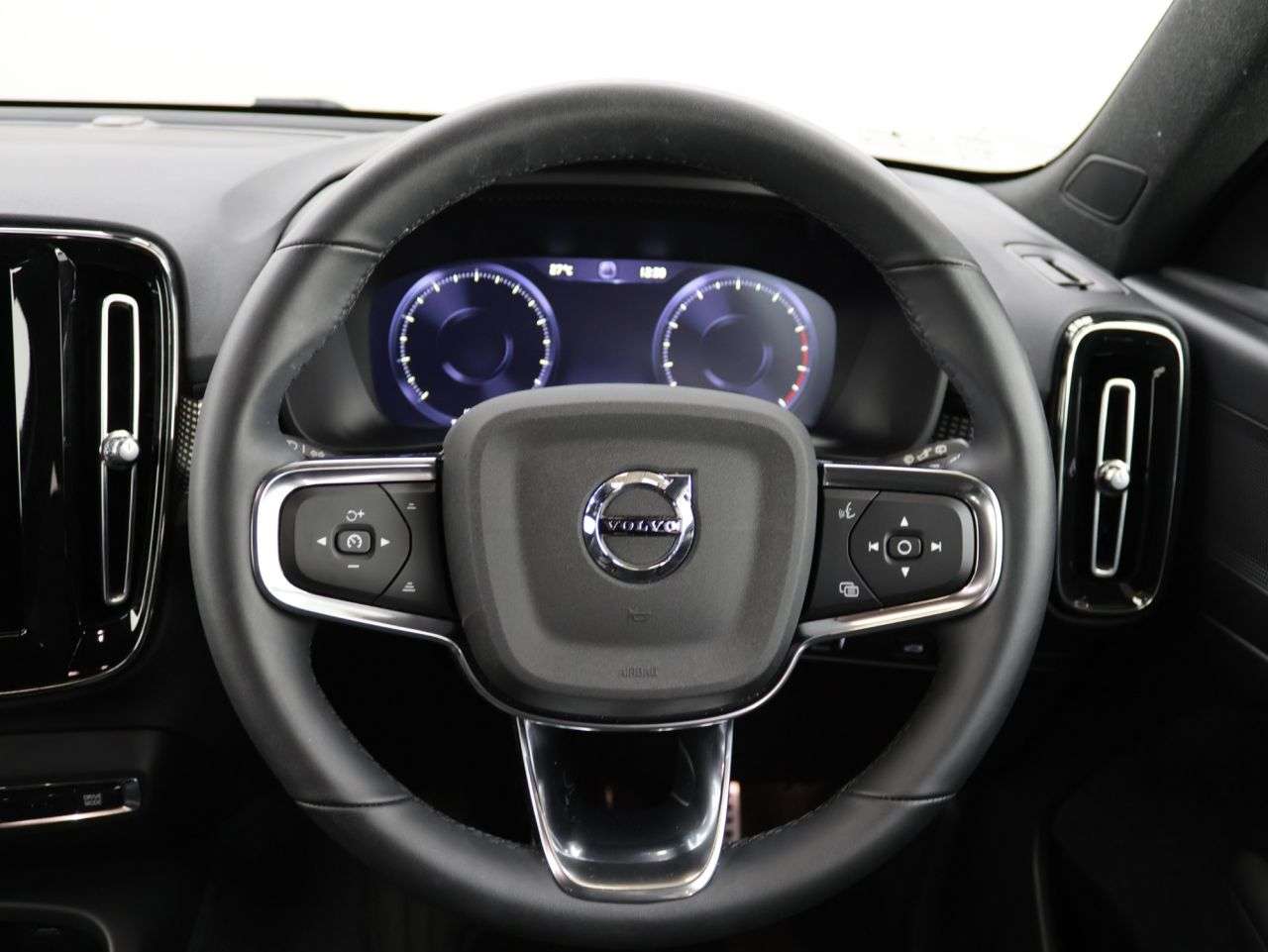 2022 VOLVO XC40 2022 VOLVO XC40