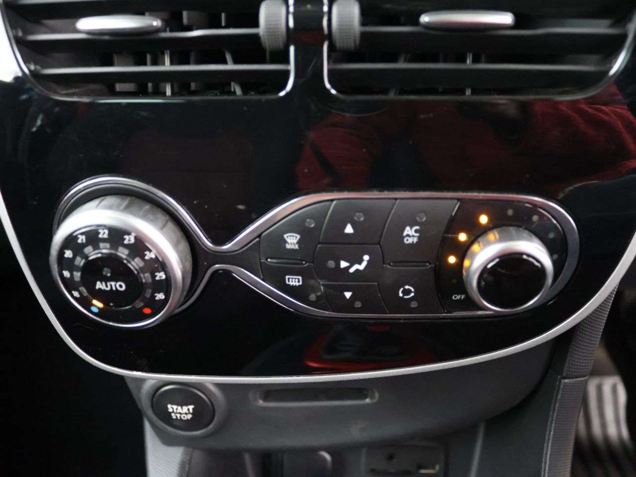 2015 RENAULT CLIO 2015 RENAULT CLIO