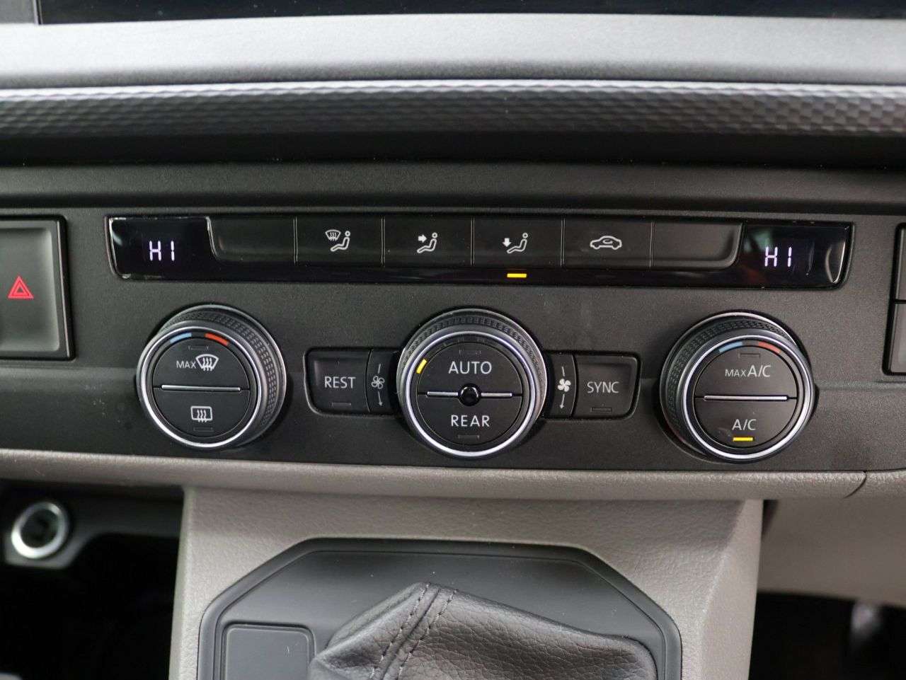 2020 VOLKSWAGEN TRANSPORTER SHUTTLE 2020 VOLKSWAGEN TRANSPORTER SHUTTLE