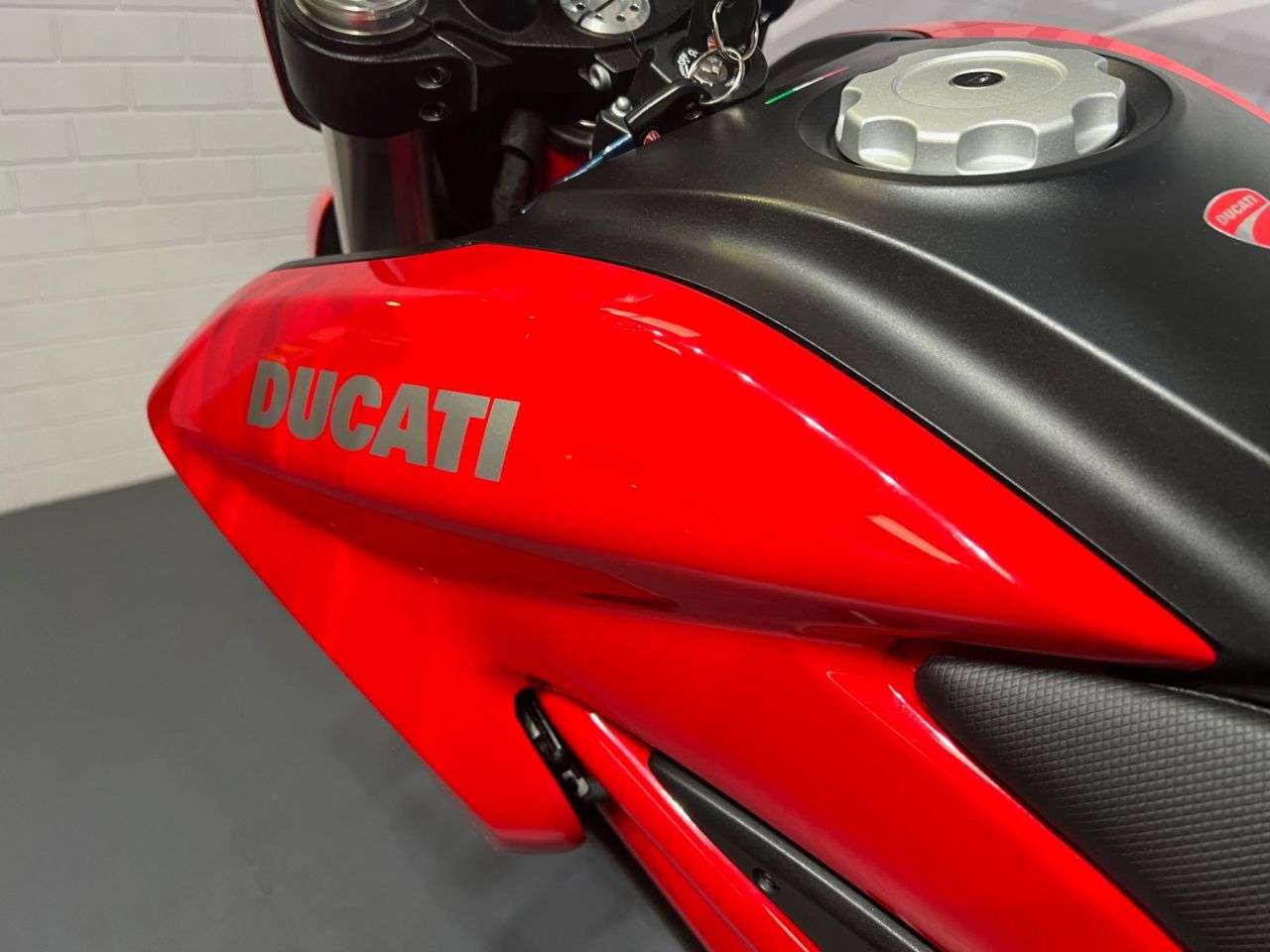 2015 DUCATI HYPERMOTARD 2015 DUCATI HYPERMOTARD