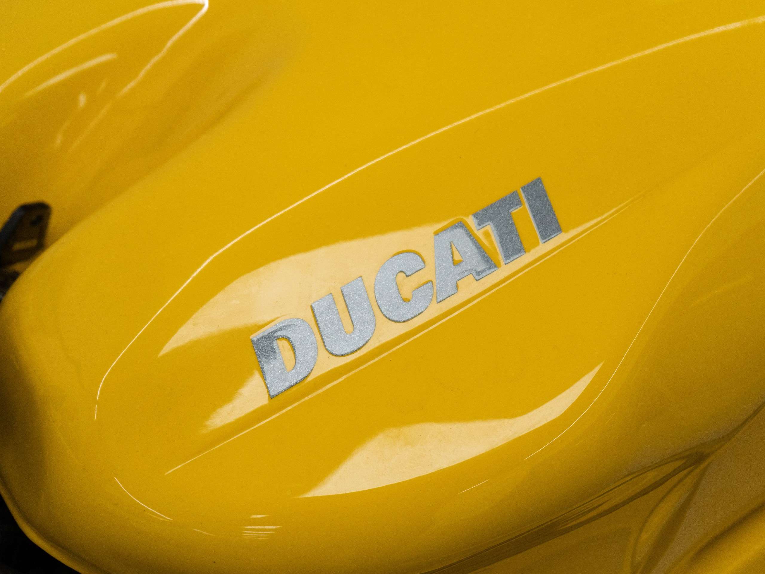 2000 DUCATI 748 2000 DUCATI 748