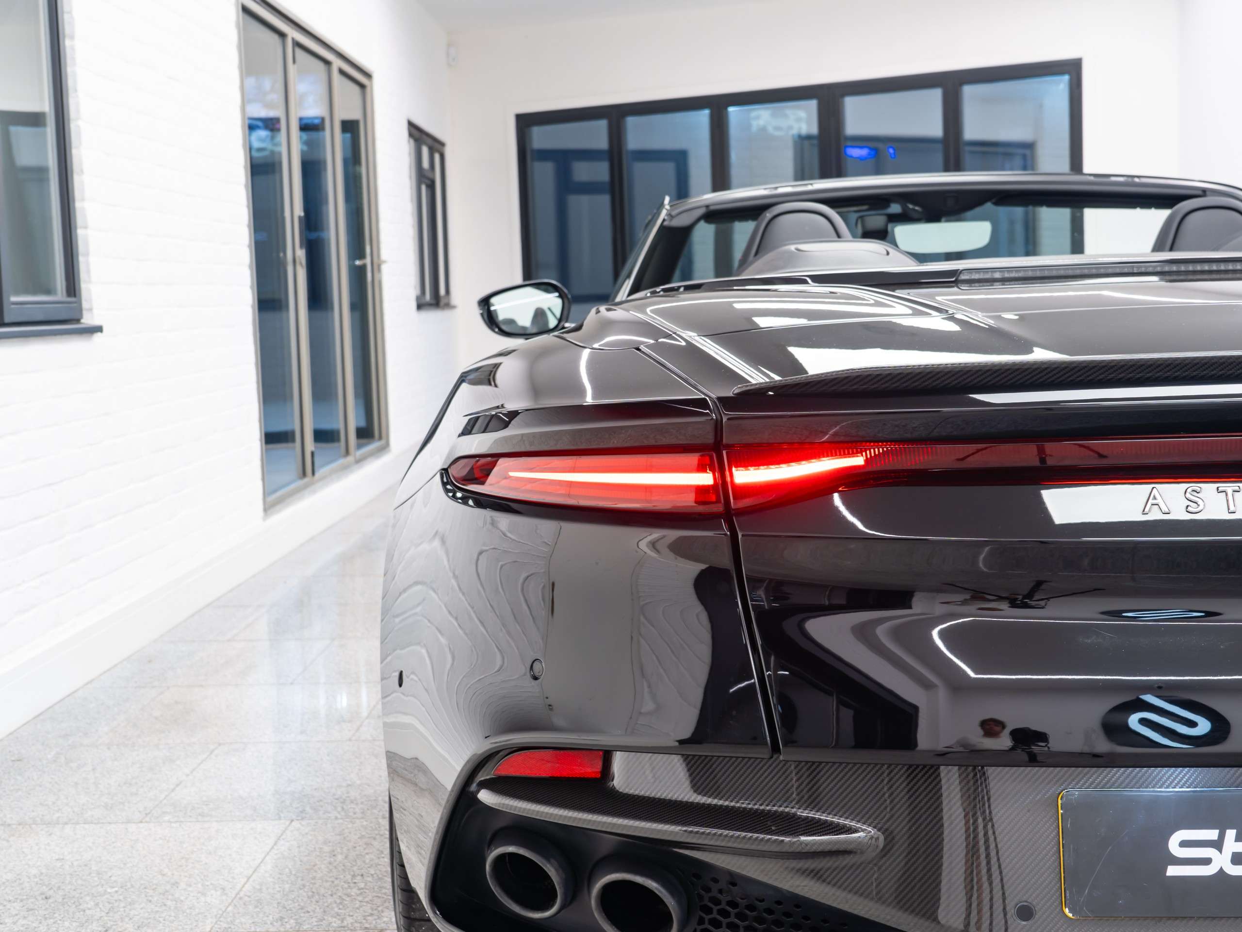 2019 ASTON MARTIN DBS 2019 ASTON MARTIN DBS