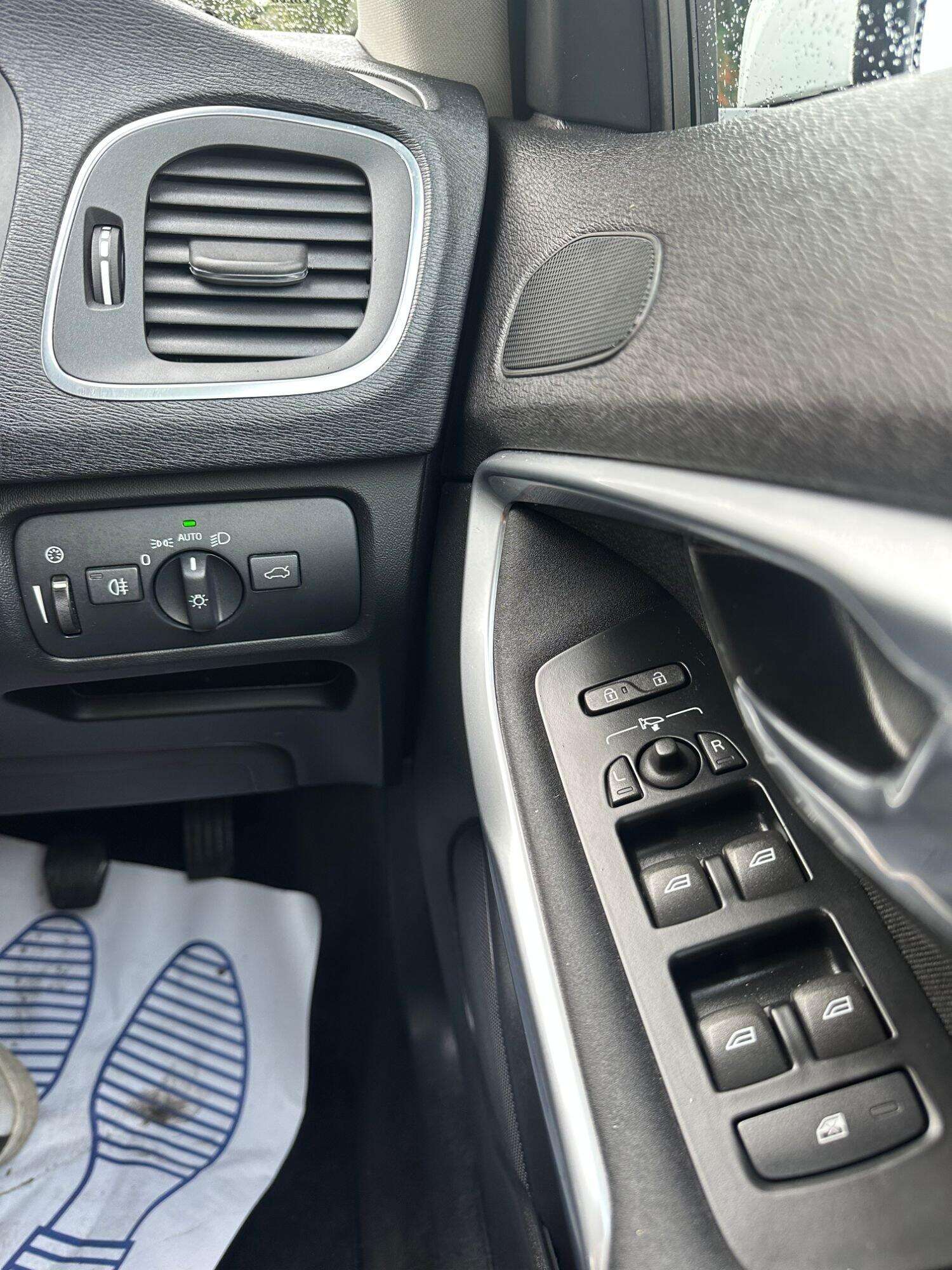 2017 VOLVO V40 2017 VOLVO V40