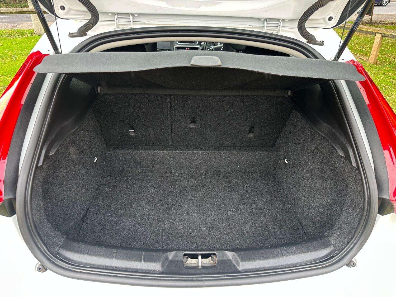 2017 VOLVO V40 2017 VOLVO V40