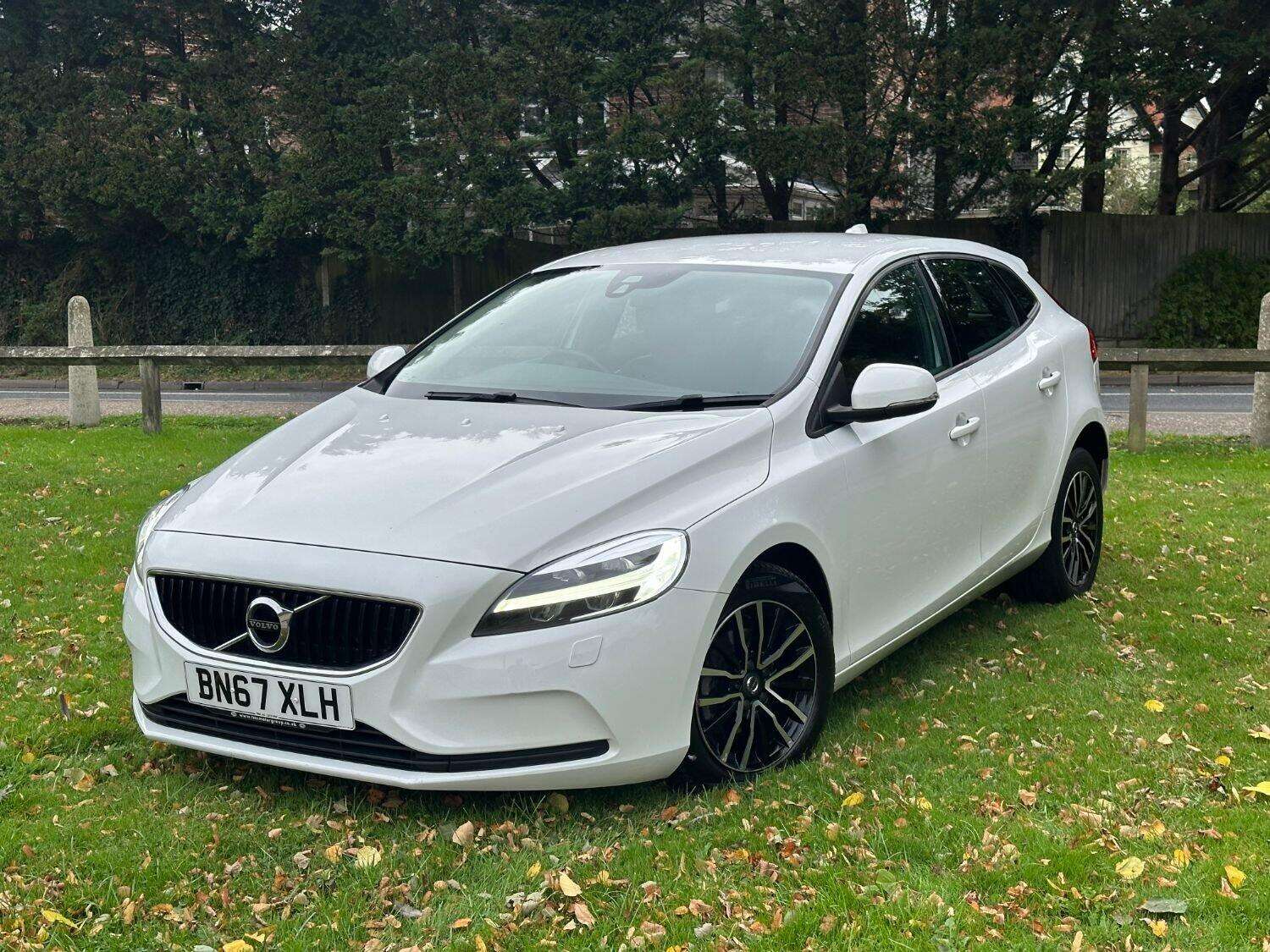 2017 VOLVO V40 2017 VOLVO V40