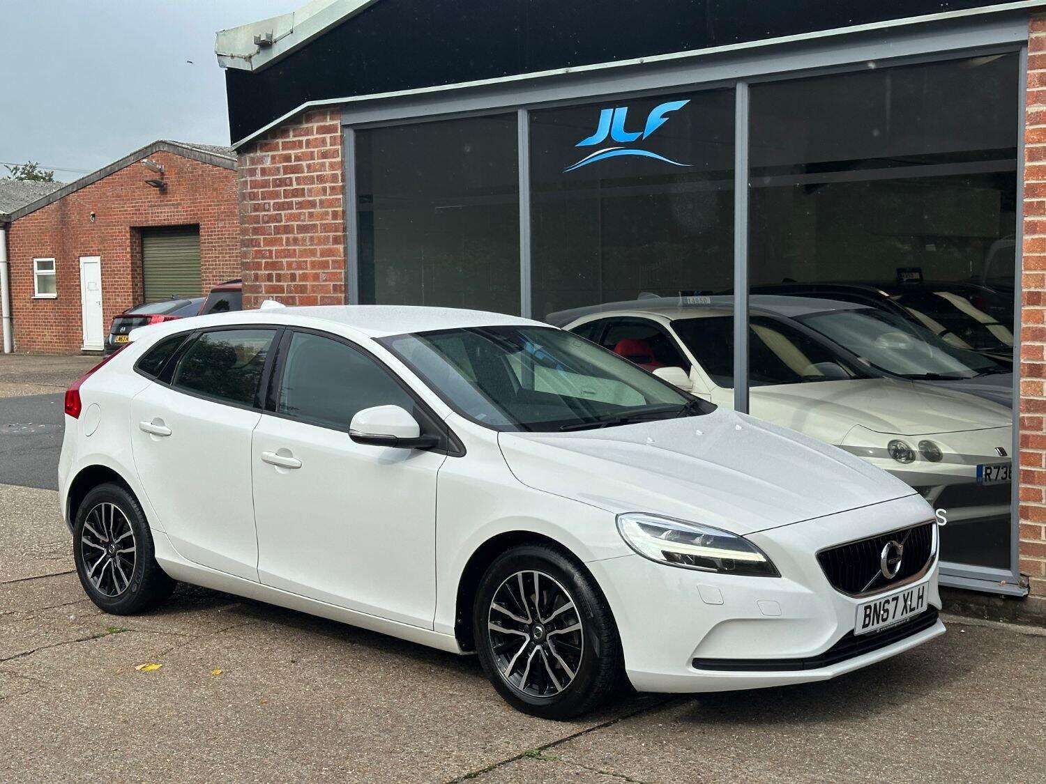 2017 VOLVO V40 2017 VOLVO V40