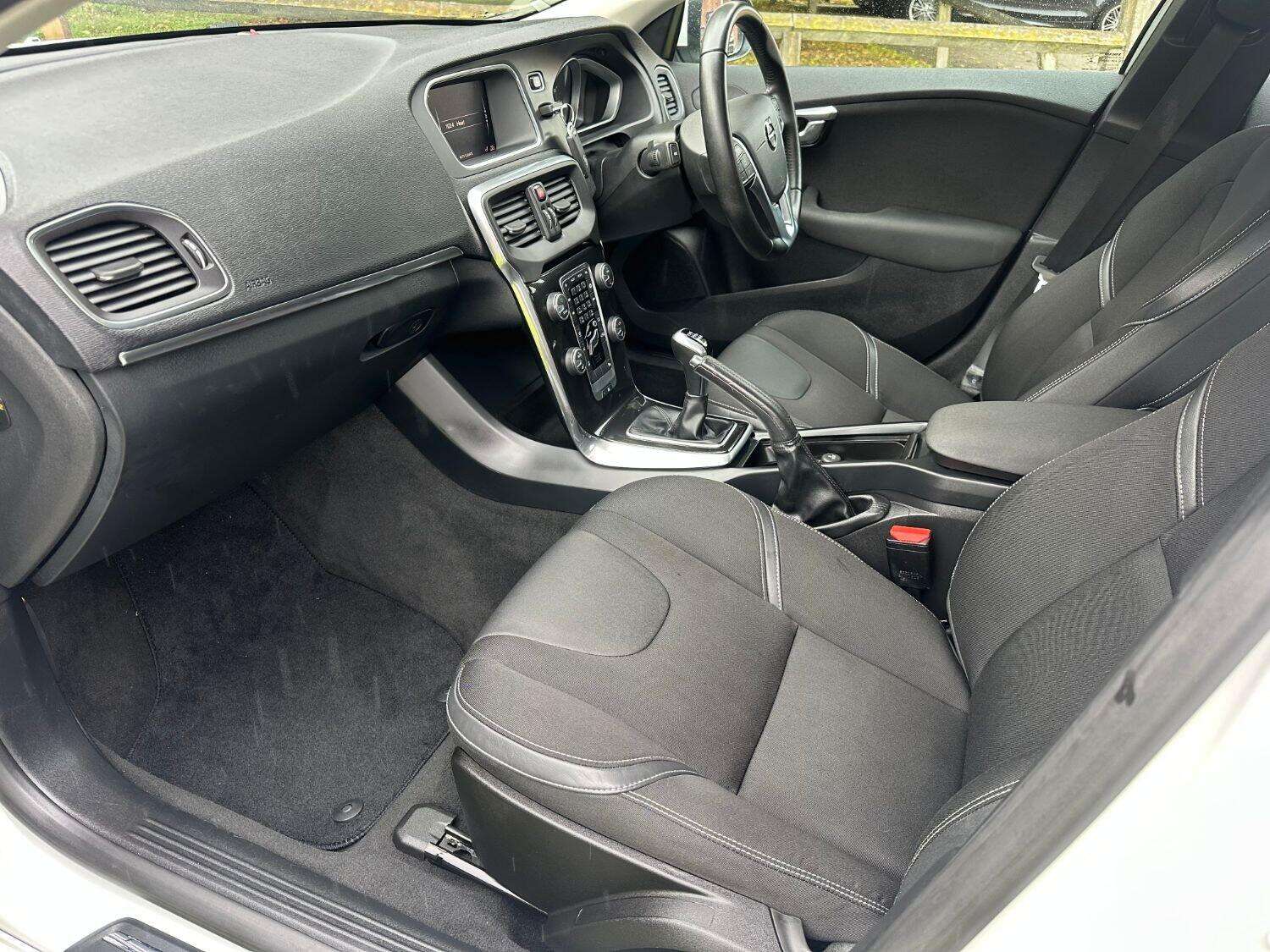 2017 VOLVO V40 2017 VOLVO V40