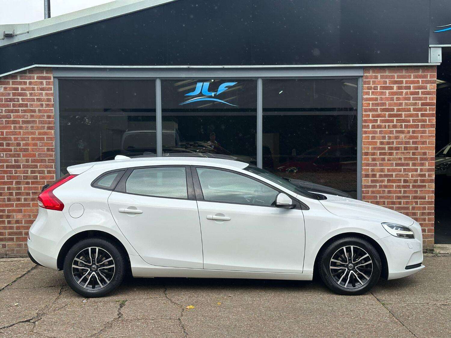 2017 VOLVO V40 2017 VOLVO V40