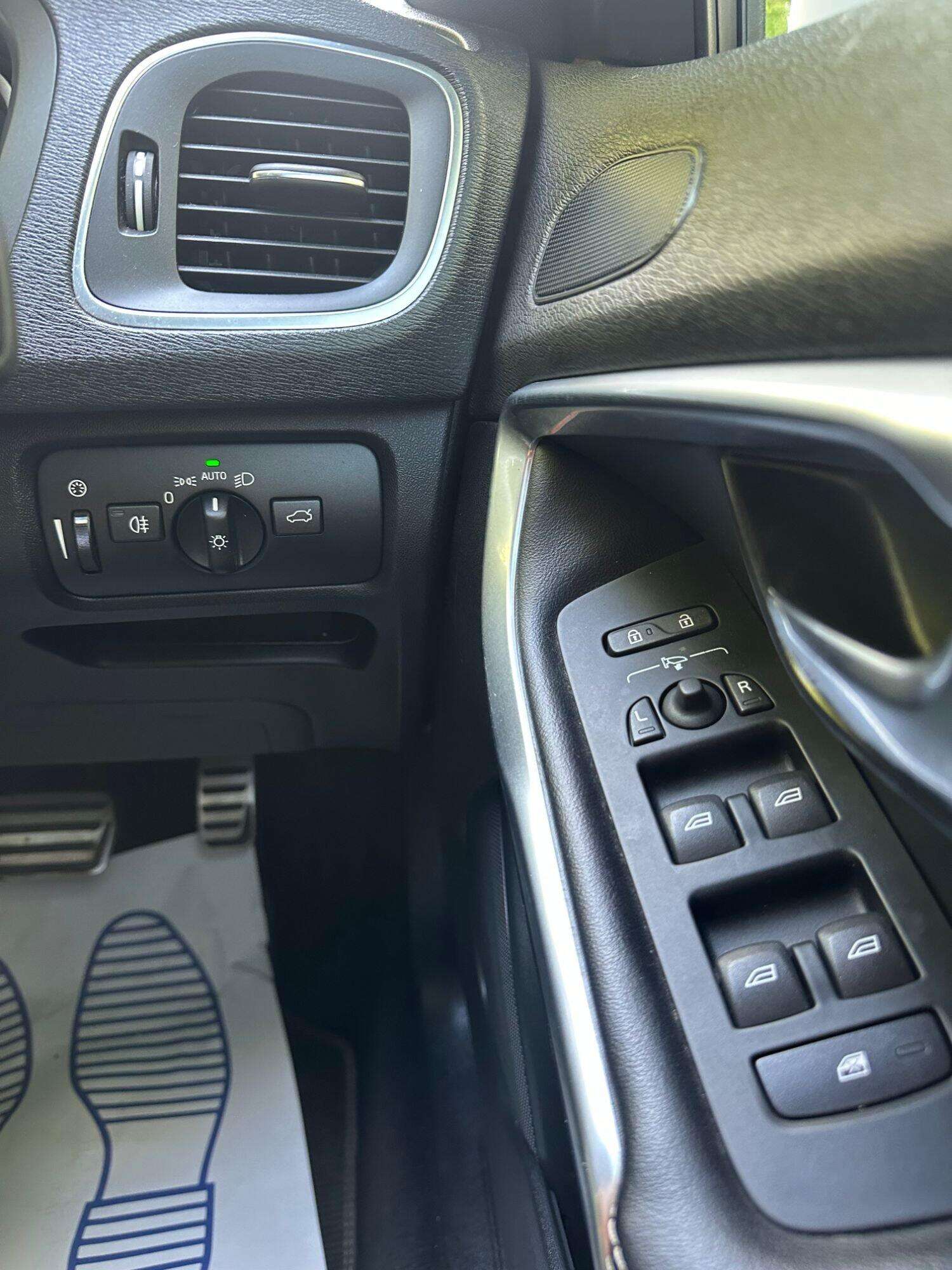 2016 VOLVO V40 2016 VOLVO V40