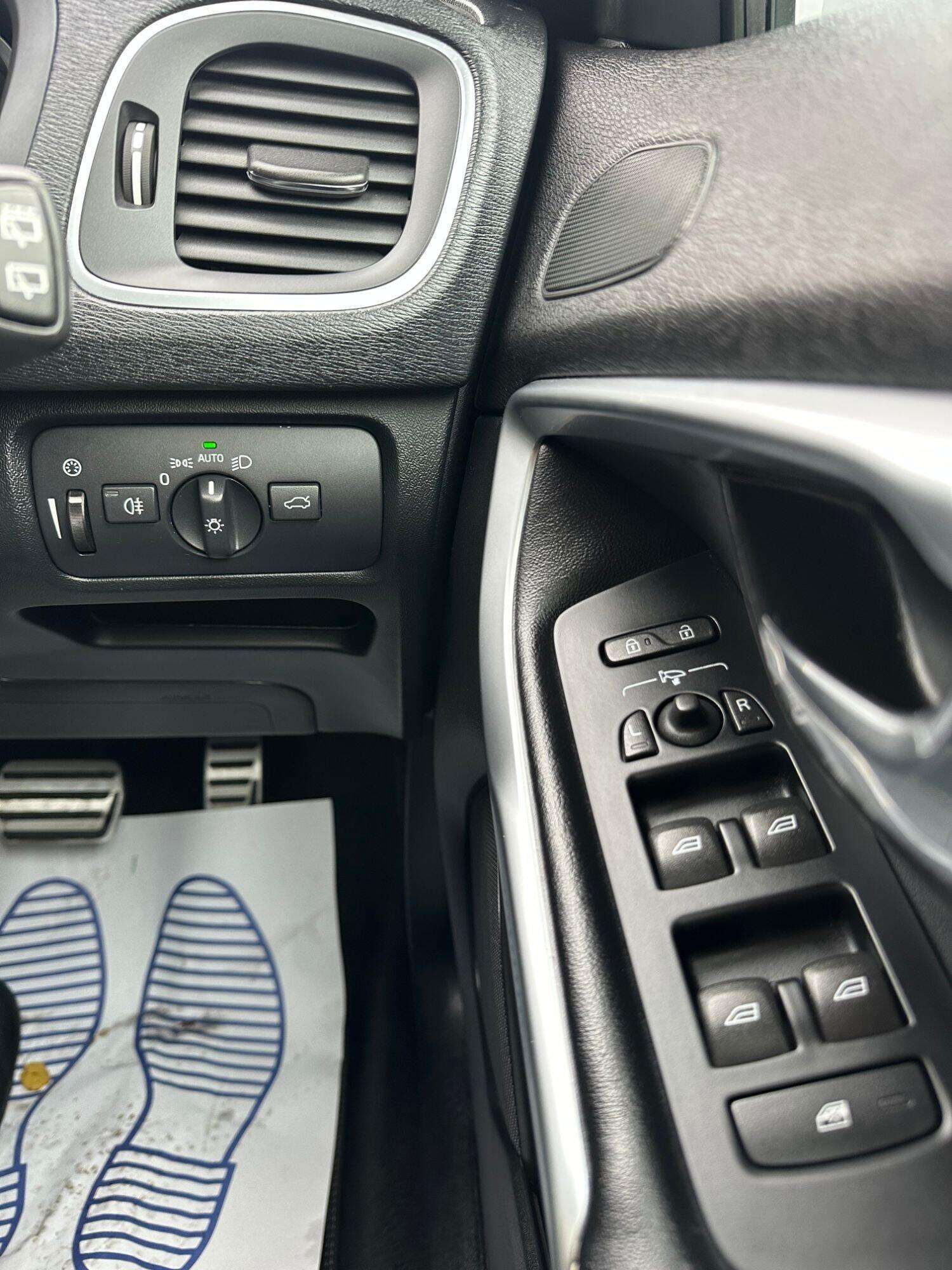 2017 VOLVO V40 2017 VOLVO V40