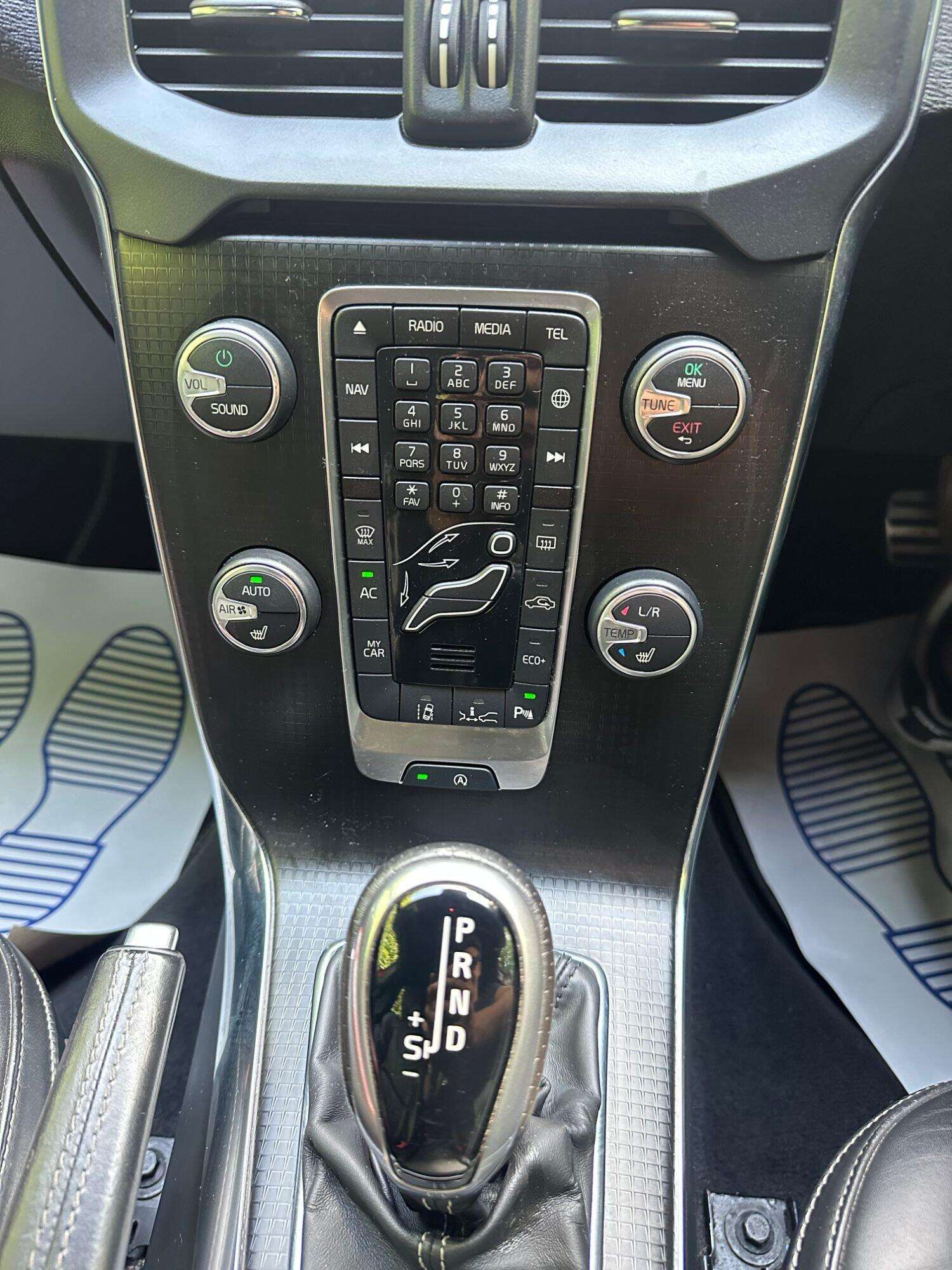 2016 VOLVO V40 2016 VOLVO V40