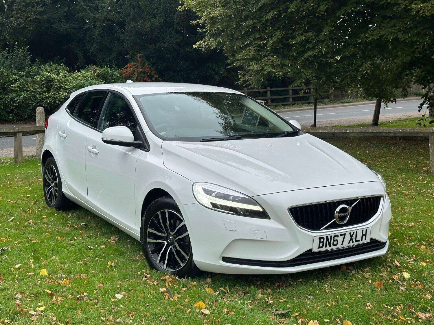 2017 VOLVO V40 2017 VOLVO V40