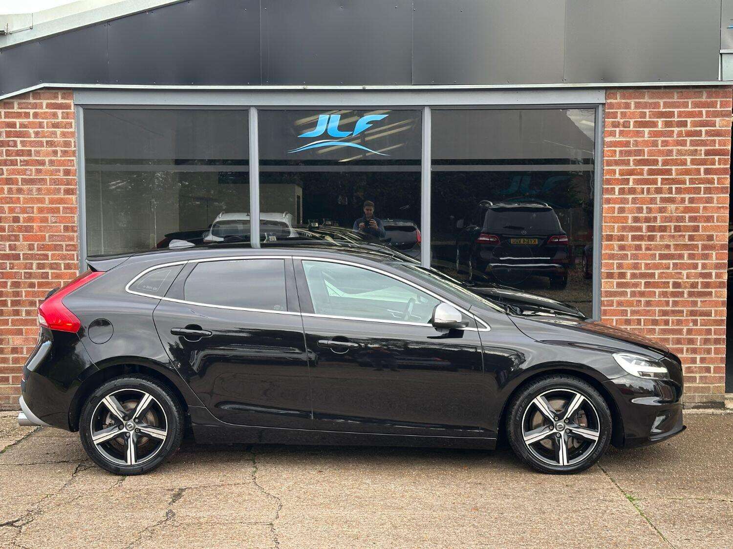 2017 VOLVO V40 2017 VOLVO V40