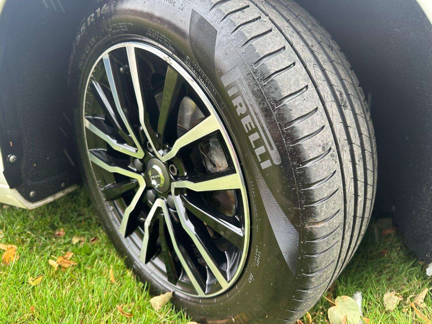 2017 VOLVO V40 2017 VOLVO V40