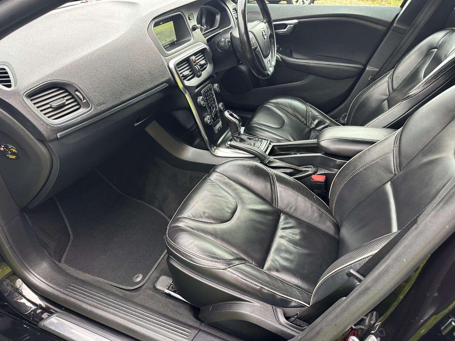 2017 VOLVO V40 2017 VOLVO V40