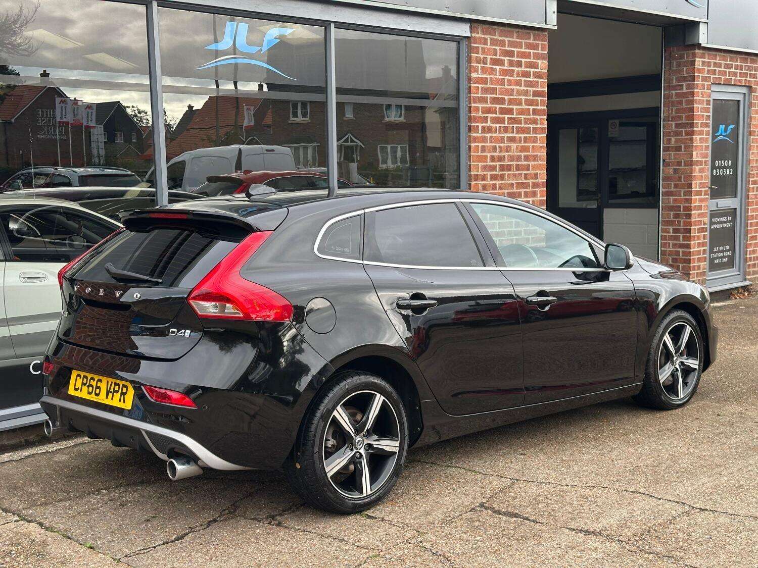 2017 VOLVO V40 2017 VOLVO V40
