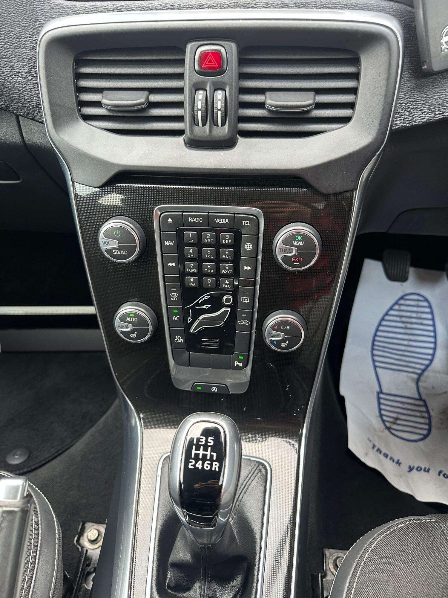 2017 VOLVO V40 2017 VOLVO V40