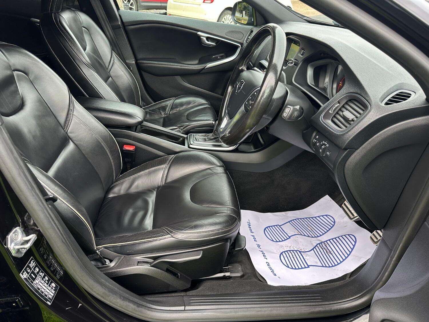 2017 VOLVO V40 2017 VOLVO V40